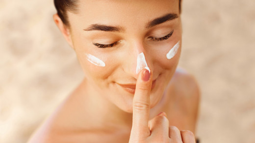 Strahlend schön durch den Sommer – diese Pflegeprodukte brauchst du bei Sonne, Hitze und UV-Strahlung.