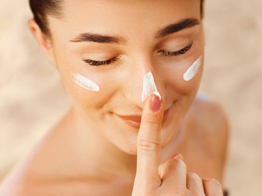 Strahlend schön durch den Sommer – diese Pflegeprodukte brauchst du bei Sonne, Hitze und UV-Strahlung.
